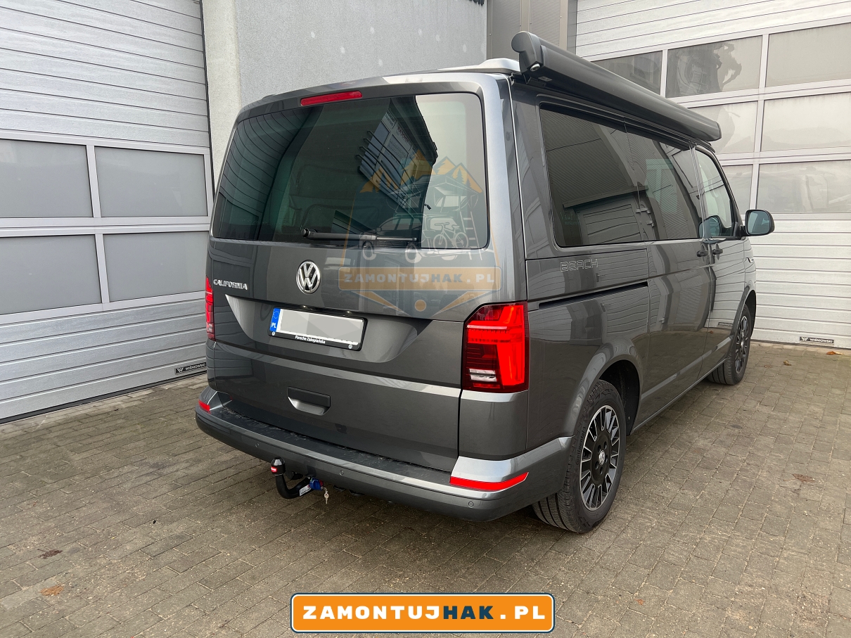 na zdjeciu volkswagen california po montazu haka holowniczego